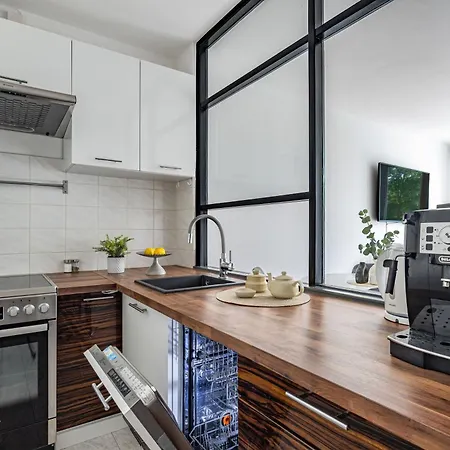아파트 Saska Kepa Near National Stadium With Balcony By Mia
