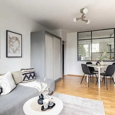 아파트 Saska Kepa Near National Stadium With Balcony By Mia *